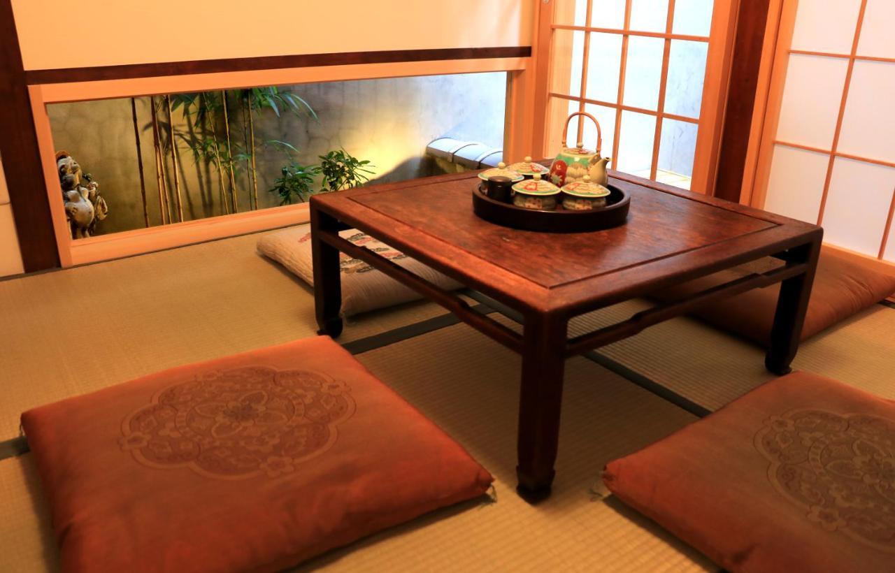 Hotel Traveling Bridge Nijojo Kyoto Bagian luar foto