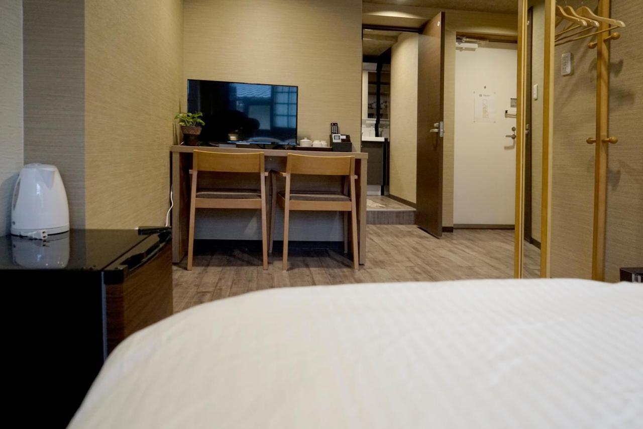 Hotel Traveling Bridge Nijojo Kyoto Bagian luar foto